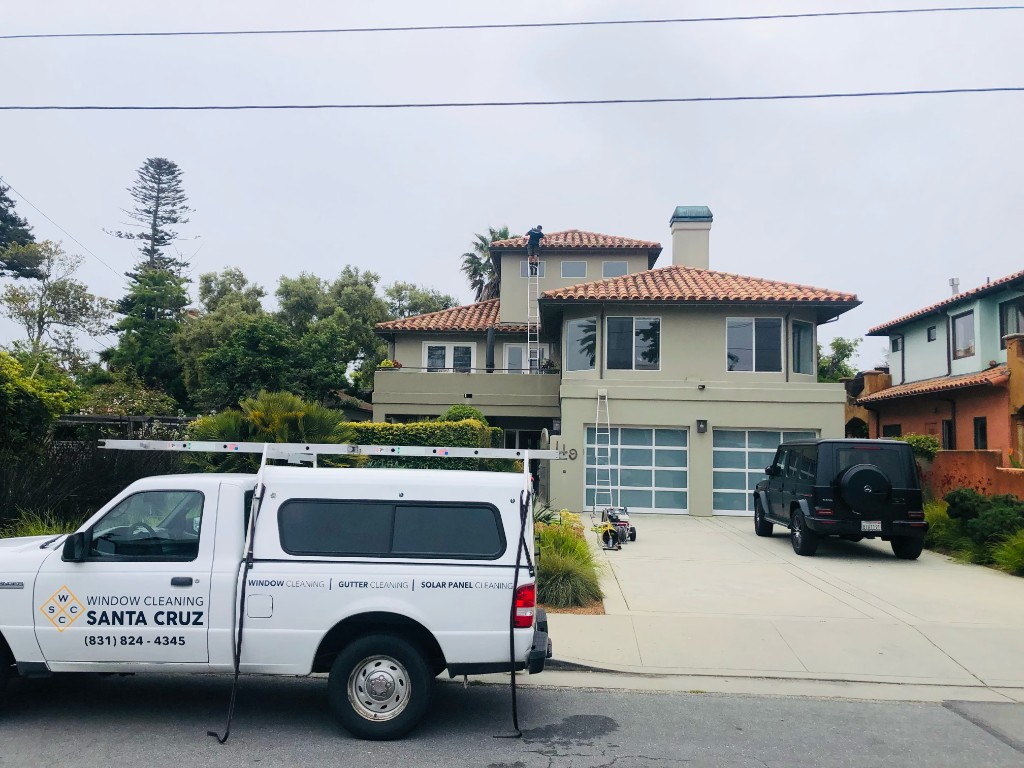 Gutter Cleaning in Santa Cruz CA